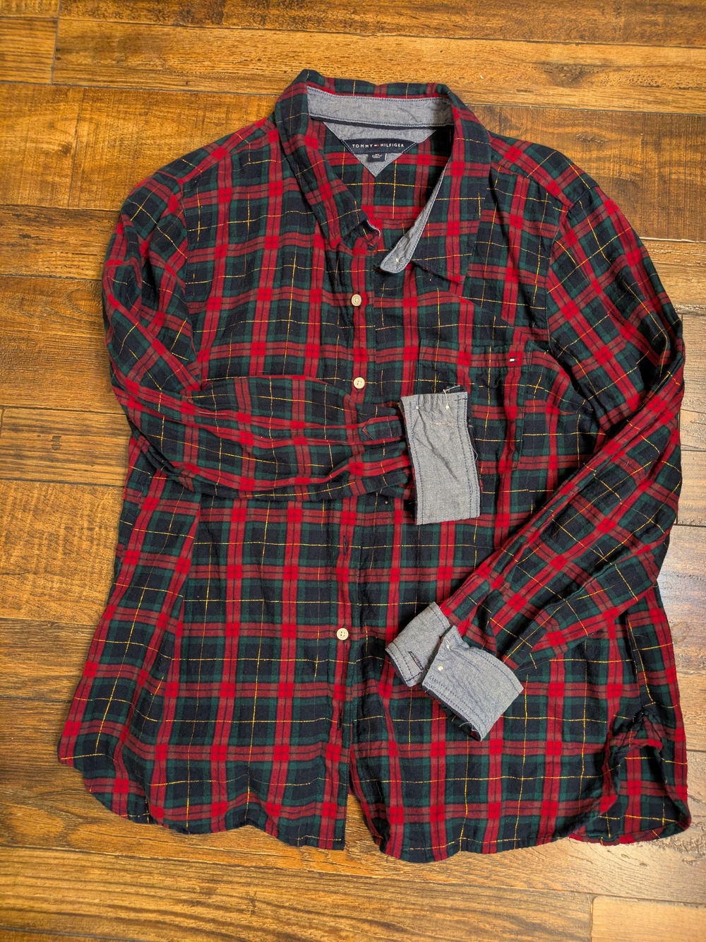 Tommy Hilfiger Tartan Plaid Lightweight Flannel -Perfect For The Holidays